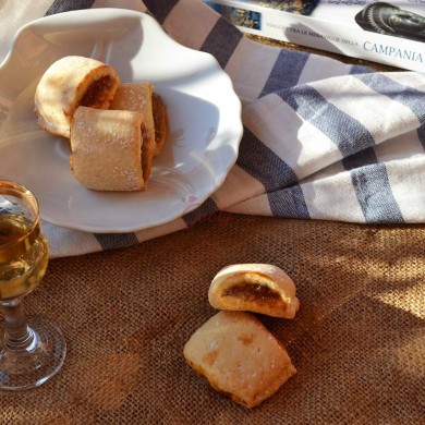 Biscuits stuffed with P.D.O. Cilento white fig jam