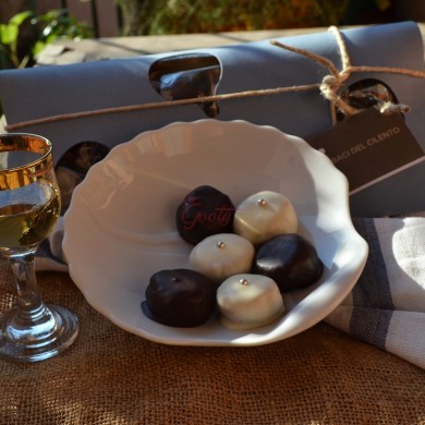 P.D.O. Cilento white figs ground and covered with dark chocolate "Baci del Cilento"