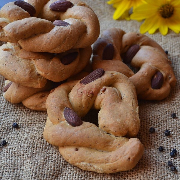 Taralli sugna, pepe e mandorle