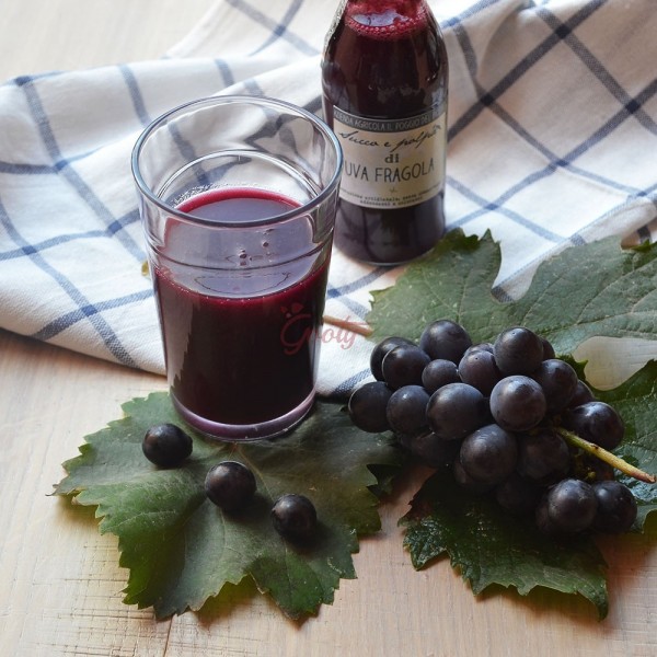 Succo e polpa di uva fragola nera