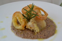 Cod fish with black chickpeas cream and crispy rings of Montoro onion 